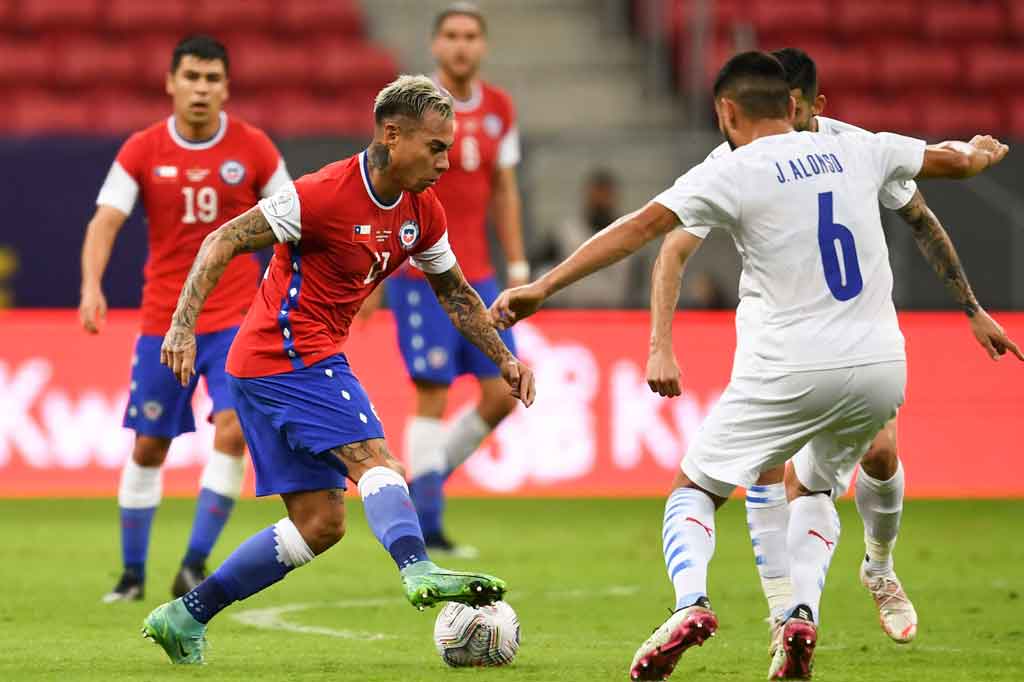 Di babak kedua, Chile bermain makin aktif untuk menyamakan kedudukan. Namun, sejumlah usaha mereka selalu gagal berbuah gol. 