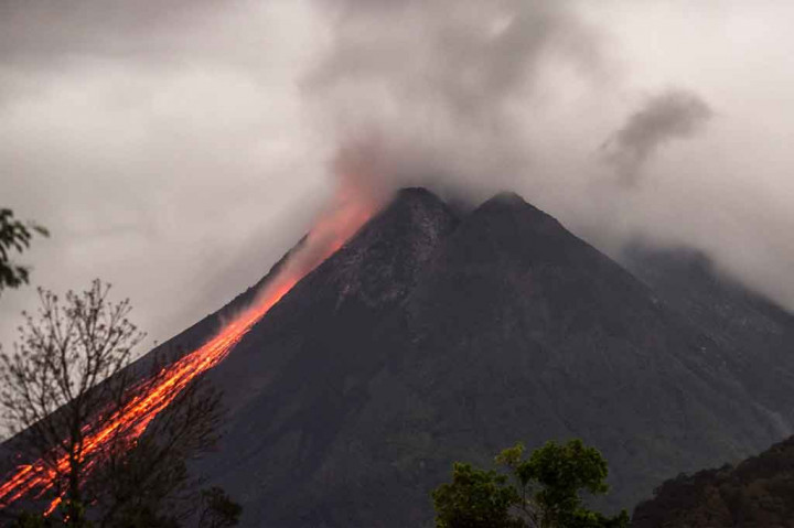 Gunung Merapi di perbatasan Daerah Istimewa Yogyakarta dan Jawa Tengah, Jumat, 25 Juni 2021, tiga kali meluncurkan awan panas guguran dengan jarak luncur maksimum sejauh 3.000 meter ke arah tenggara. 