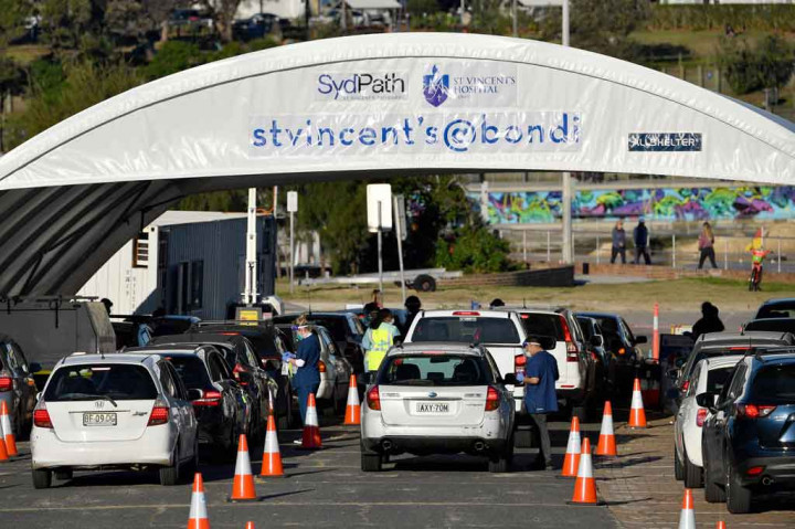 Petugas kesehatan mendaftarkan orang untuk tes covid-19 secara drive thru di Pantai Bondi, Sydney pada Jumat, 25 Juni 2021, ketika pihak berwenang melakukan lockdown beberapa area pusat kota terbesar di Australia untuk menahan wabah varian Delta yang sangat menular.