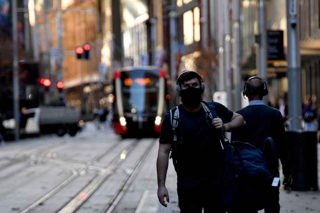 Puluhan kasus telah dilaporkan minggu ini, terkait dengan seorang pengemudi limusin yang terinfeksi ketika ia mengangkut awak penerbangan internasional dari bandara Sydney ke hotel karantina.
