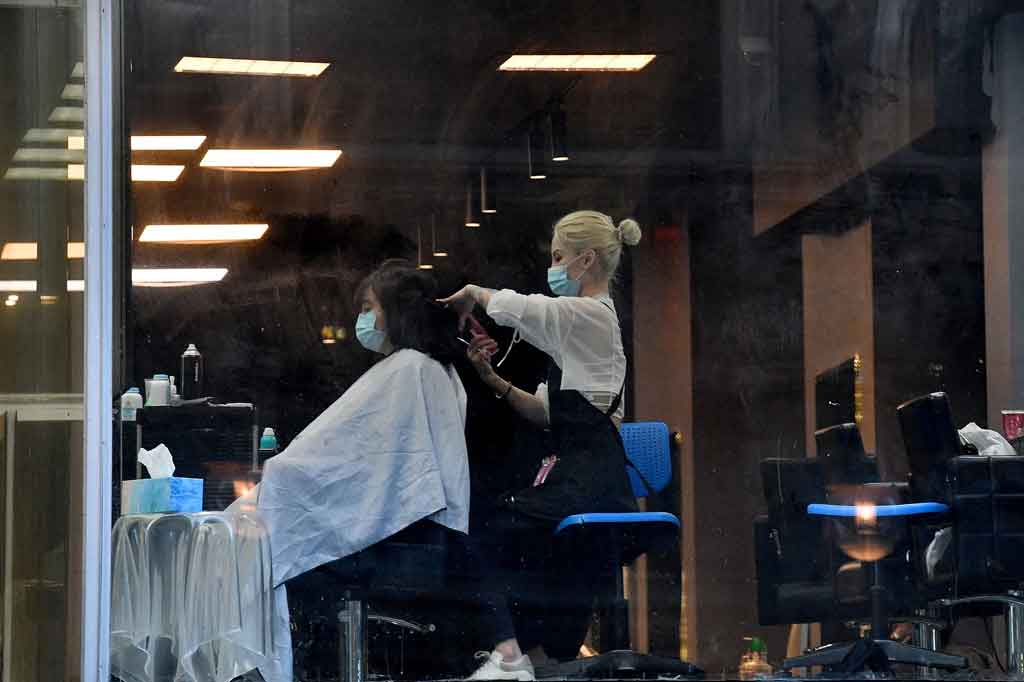 Keputusan untuk lockdown mulai Jumat tengah malam datang ketika cluster tumbuh menjadi 65, dengan Perdana Menteri negara bagian Gladys Berejiklian memerintahkan siapa saja yang tinggal atau bekerja di daerah yang terkena dampak selama dua minggu terakhir untuk tinggal di rumah.