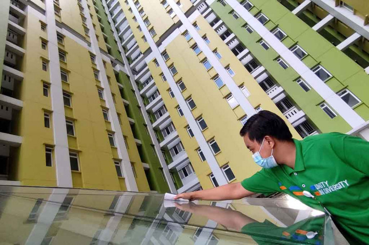 Pekerja membersihkan fasilitas kompleks Rumah Susun (Rusun) Pasar Rumput di kawasan Manggarai, Jakarta, Jumat, 25 Juni 2021. 