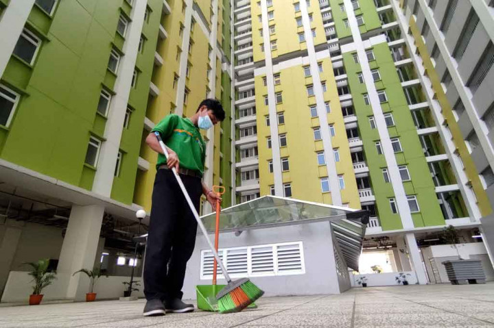 Pemerintah Provinsi DKI Jakarta menyiapkan sebanyak 7.936 tempat tidur untuk isolasi pasien positif covid-19 di Rumah Susun Pasar Rumput, Setiabudi, Jakarta Selatan. 