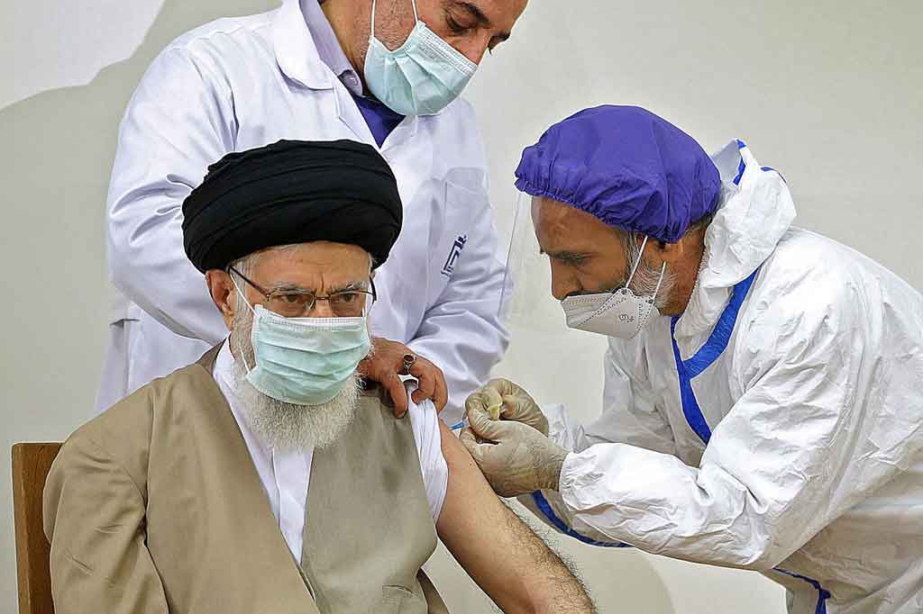 Pemimpin tertinggi Iran Ayatollah Ali Khamenei pada hari Jumat, 25 Juni 2021 menerima dosis pertama vaksin virus korona yang diproduksi di dalam negeri. Khamenei menerima dosis pertama #IranianCovidVaccine yang telah dikembangkan oleh para ilmuwan muda Iran.