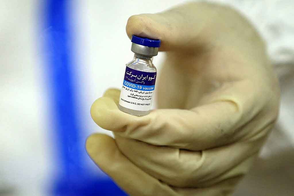 Televisi pemerintah menyiarkan adegan yang sama, mengatakan Khamenei telah menerima satu dosis vaksin COVIran Barekat, yang dikembangkan oleh yayasan milik negara yang dikenal sebagai Setad.