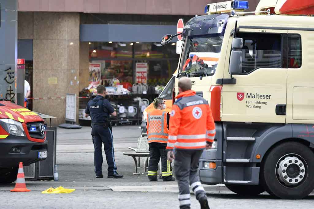 Personel darurat terlihat di pusat kota di Wuerzburg, Jerman selatan, pascaterjadinya serangan penusukan brutal pada Jumat, 25 Juni 2021.