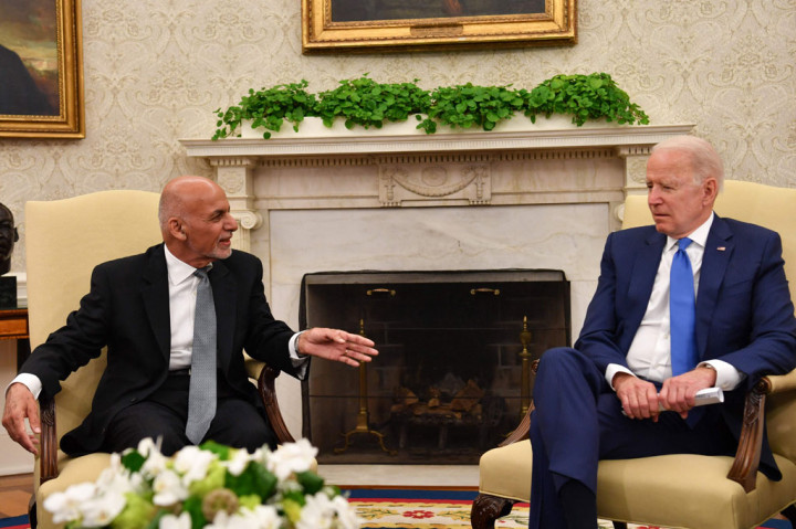 Kurang dari tiga bulan sebelum batas waktunya untuk pemindahan semua pasukan dari Afghanistan, Biden mengatakan kepada Ghani bahwa warga Afghanistan harus menentukan nasib mereka sendiri bahkan ketika mereka menghadapi serangan yang meningkat oleh gerilyawan Taliban.