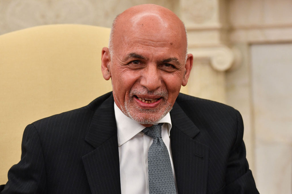 Duduk di sebelah Biden, Ghani mengakui bahwa Biden tidak akan mengubah arah dari pengumuman April yang memerintahkan diakhirinya perang terpanjang Amerika.