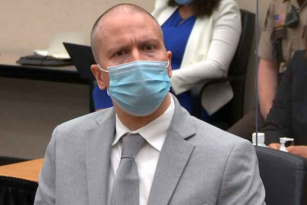Mantan anggota polisi Minneapolis Derek Chauvin mendengarkan putusan hukuman yang dibacakan oleh hakim di Pusat Pemerintah Kabupaten Hennepin di Minneapolis, Minnesota, Jumat, 25 Juni 2021 waktu setempat.