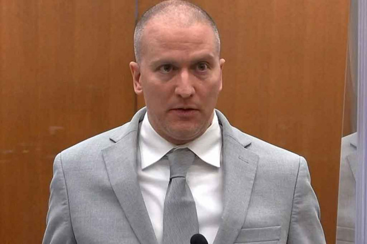 Derek Chauvin, mantan anggota polisi Minneapolis, Jumat, 25 Juni 2021 waktu setempat, dijatuhi hukuman 22,5 tahun penjara terkait kasus pembunuhan terhadap pria keturunan Afrika-Amerika George Floyd. Peristiwa pembunuhan tersebut memicu demonstrasi terbesar Amerika untuk keadilan rasial dalam beberapa dekade terakhir.