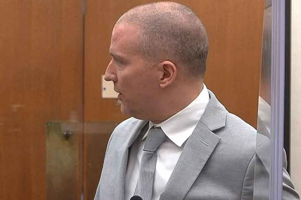 Chauvin, 45, polisi kulit putih menyatakan belasungkawa kepada keluarga Floyd di pengadilan Minneapolis sebelum Hakim Peter Cahill menjatuhkan hukuman yang lebih rendah daripada tuntutan 30 tahun oleh jaksa. 