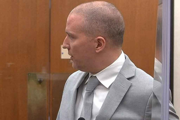 Chauvin, 45, polisi kulit putih menyatakan belasungkawa kepada keluarga Floyd di pengadilan Minneapolis sebelum Hakim Peter Cahill menjatuhkan hukuman yang lebih rendah daripada tuntutan 30 tahun oleh jaksa. 