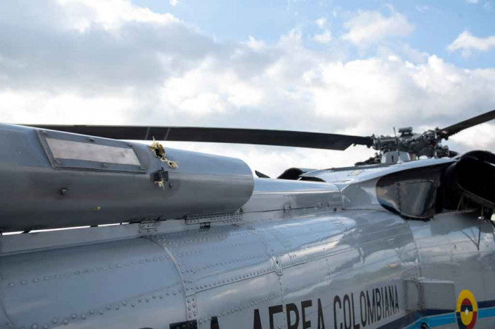 Lubang peluru tampak di punggung helikopter kepresidenan Kolombia, di Bandara Internasional Camilo Daza di Cucuta, Kolombia pada Jumat, 25 Juni 2021 waktu setempat.