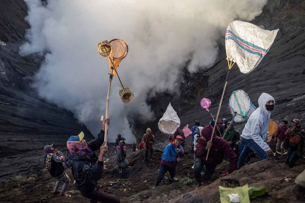 Upacara yang digelar setiap bulan Kasada hari ke-14 dalam penanggalan kalender tradisional Hindu Tengger itu dengan melarung aneka persembahan atau sesaji berupa hasil pertanian, ternak, dan makanan sebagai persembahan untuk Dewa Brahma.