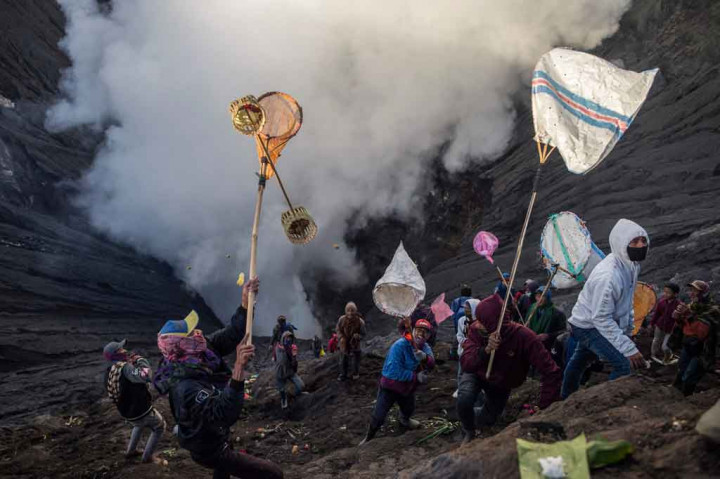Upacara yang digelar setiap bulan Kasada hari ke-14 dalam penanggalan kalender tradisional Hindu Tengger itu dengan melarung aneka persembahan atau sesaji berupa hasil pertanian, ternak, dan makanan sebagai persembahan untuk Dewa Brahma.