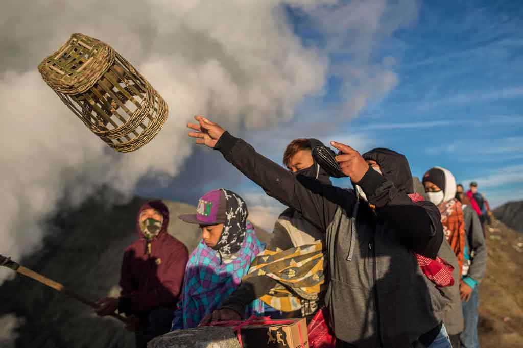 Kegiatan tersebut hanya untuk warga Tengger dan tertutup baik bagi wisatawan domestik maupun mancanegara. Sementara warga Tengger yang menghadiri Kasada wajib tes cepat antigen.