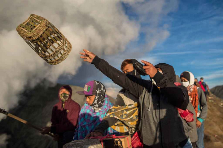 Kegiatan tersebut hanya untuk warga Tengger dan tertutup baik bagi wisatawan domestik maupun mancanegara. Sementara warga Tengger yang menghadiri Kasada wajib tes cepat antigen.