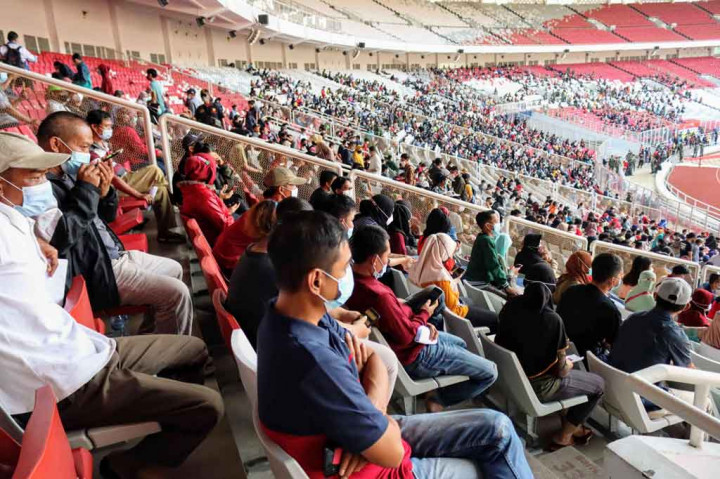 Ribuan warga DKI Jakarta mengantre untuk mendapatkan vaksin covid-19 dalam program 'Serbuan Vaksinasi' di Stadion Utama Gelora Bung Karno, Jakarta, Sabtu, 26 Juni 2021.