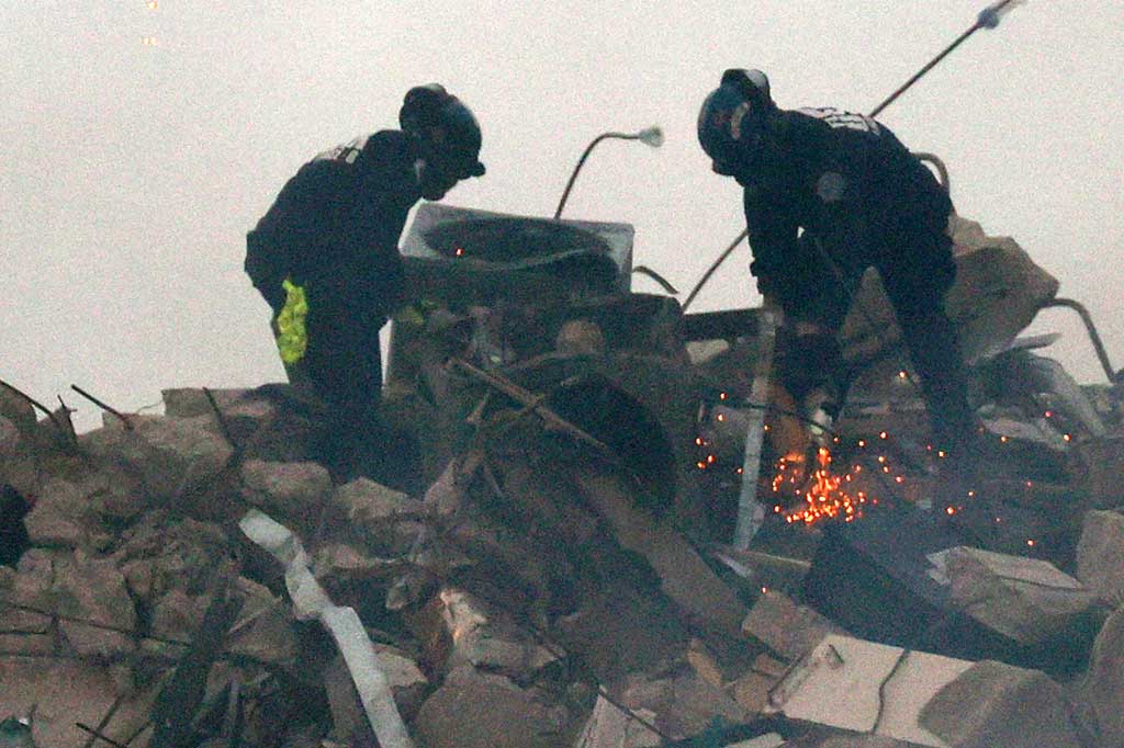 Harapan untuk menemukan kembali korban selamat semakin menipis setiap jamnya pada Sabtu, 26 Juni 2021, dua hari penuh setelah kondominium 12 lantai dari di Florida itu secara misterius runtuh, di saat banyak penghuninya tertidur.