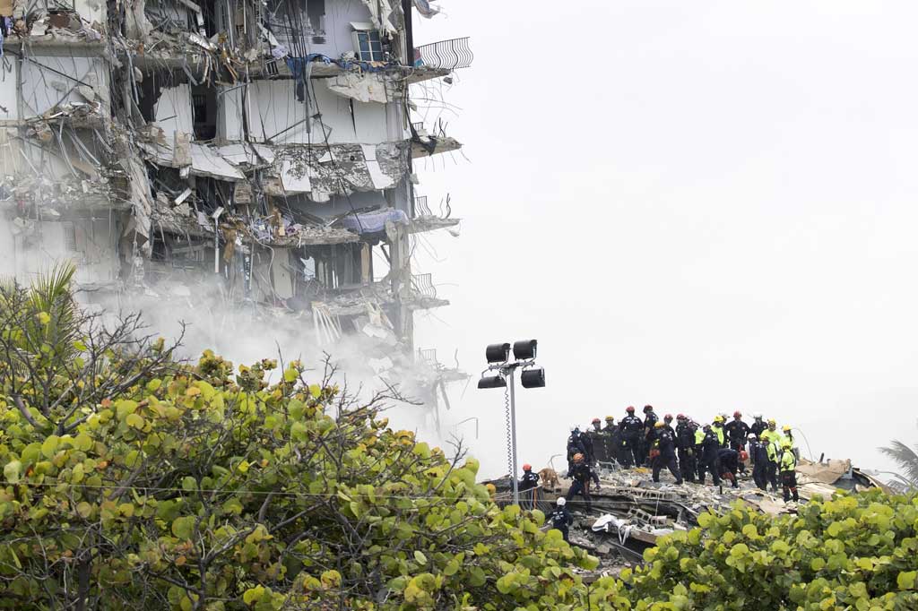 Sejauh ini korban meninggal yang ditemukan sebanyak empat, dipastikan akan bertambah mengingat satu lantai dari gedung tinggi tertumpuk di atas yang lain seperti panekuk.
