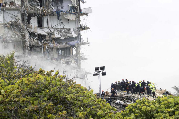 Sejauh ini korban meninggal yang ditemukan sebanyak empat, dipastikan akan bertambah mengingat satu lantai dari gedung tinggi tertumpuk di atas yang lain seperti panekuk.