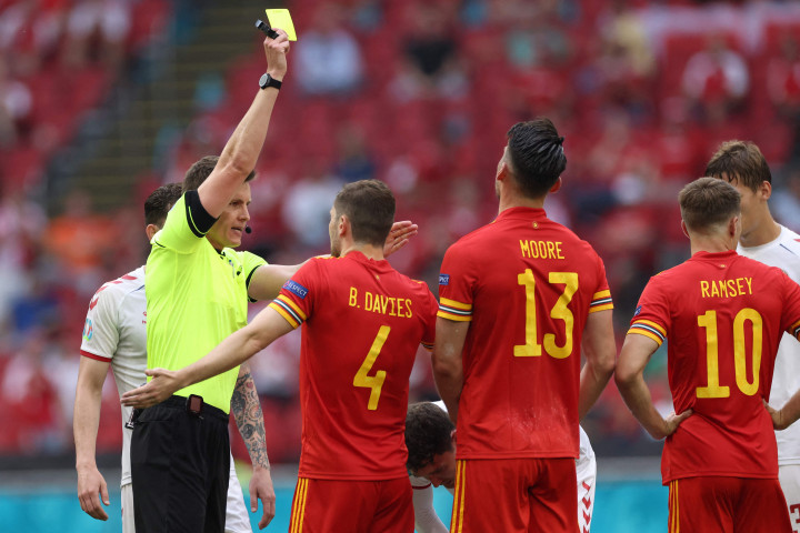 Akibatnya, Kieffer Moore diganjar kartu kuning setelah melanggar kapten Denmark, Simon Kjaer, menjelang turun minum.