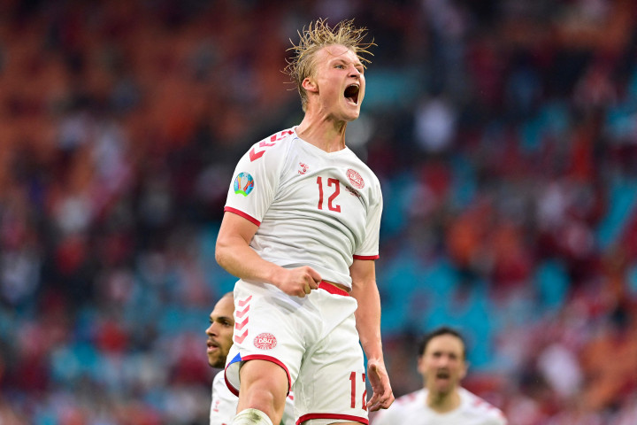 Babak kedua, pemain asal klub Ajax, Kasper Dolberg, benar-benar menjadi momok buat pertahanan Wales.