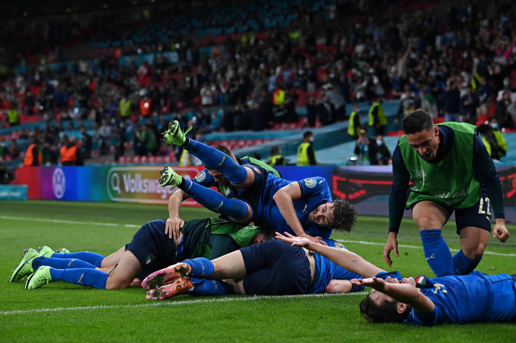 Timnas Italia berhasil lolos dramatis ke perempat final Euro 2020, setelah menundukkan Austria 2-1 di Stadion Wembley, London, Inggris.
