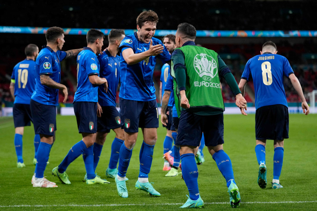 Gli Azzurri menang berkat gol dua pemain pengganti Federico Chiesa dan Matteo Pessina.