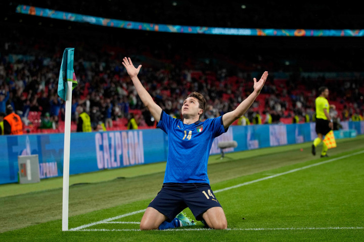 Federico Chiesa melakukan selebrasi usai mencetak gol ke gawang Timnas Austria.