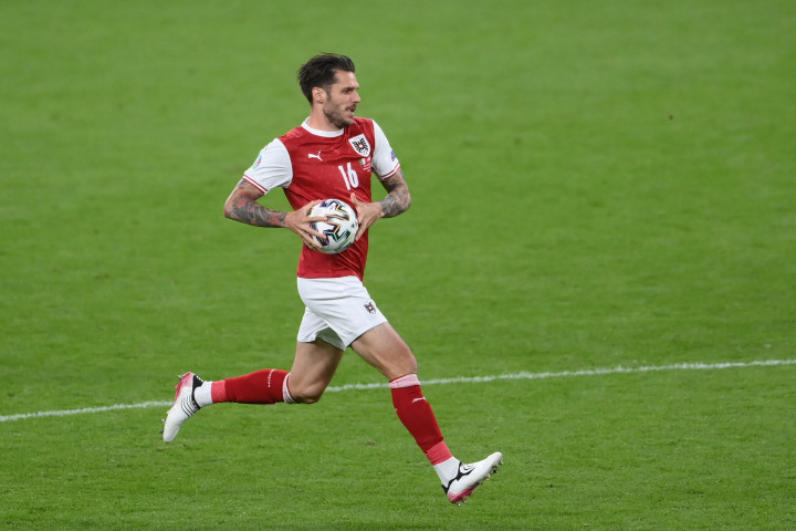 Sasa Kalajdzic melakukan selebrasi usai mencetak gol ke gawang Timnas Italia.