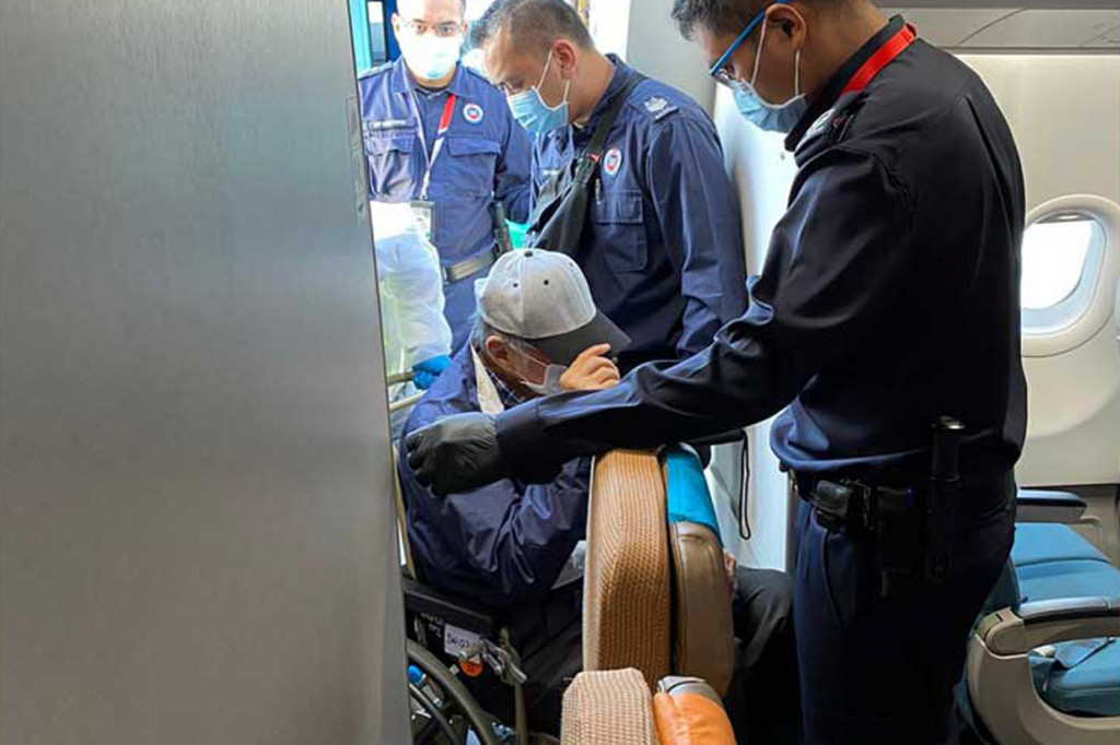 Buronan yang menjadi terpidana kasus percobaan pembunuhan, Hendra Subrata, diterbangkan dari Singapura menuju Jakarta dengan pesawat Garuda Indonesia GA 837, Sabtu, 26 Juni pukul 18.45 WIB. Selanjutnya Hendra Subrata akan menjalani hukuman pidana empat tahun seperti putusan kasasi Mahkamah Agung.