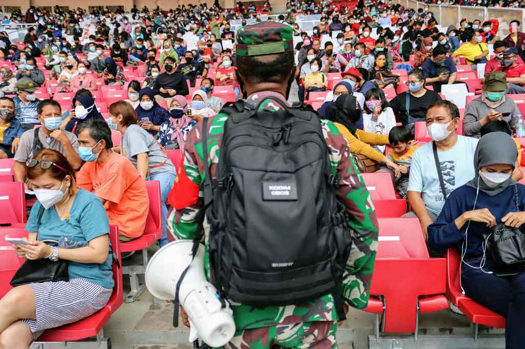 Ribuan warga DKI Jakarta mengantre untuk mendapatkan vaksin covid-19 dalam program 'Serbuan Vaksinasi' di Stadion Utama Gelora Bung Karno, Jakarta, Sabtu, 26 Juni 2021.