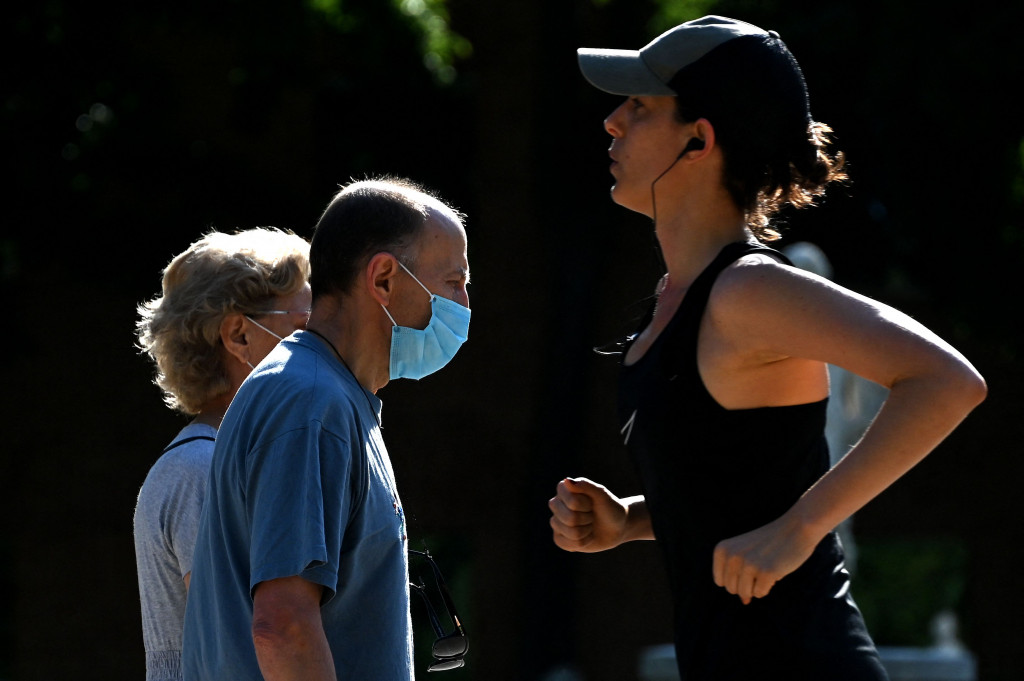 Seorang pelari berlari tanpa mengenakan masker di taman Retiro di Madrid tengah pada 26 Juni 2021.