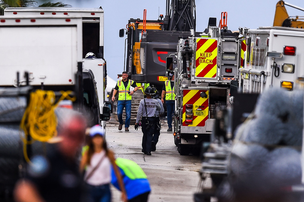 Gedung apartemen yang ambruk ini berlokasi di tepi pantai, tepatnya di kawasan Surfside, dekat Miami, Florida, Amerika Serikat.