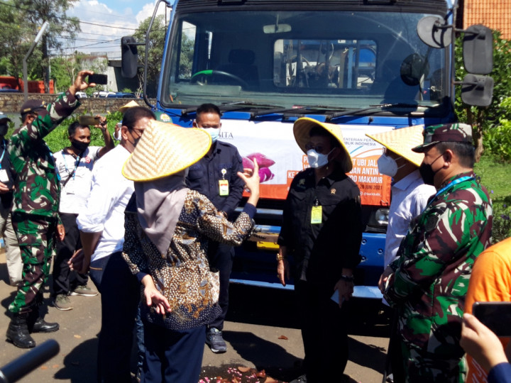 Menteri Pertanian Syahrul Yasin Limpo dan Wakil Ketua Komisi IV DPR RI Hasan Aminuddin melepas ekspor ubi jalar dan kecap berbahan kedelai hitam di Probolinggo, Jawa Timur, Sabtu, 26 Juni 2021.