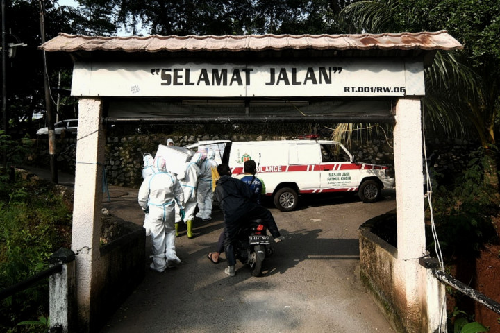 Terlihat warga mengurus pemakaman dari mulai menyiapkan peti jenazah hingga membawanya ke ambulans. Bahkan terlihat ambulans tersebut bukan dari puskesmas atau rumah sakit, namun milik masjid di daerah tersebut.
