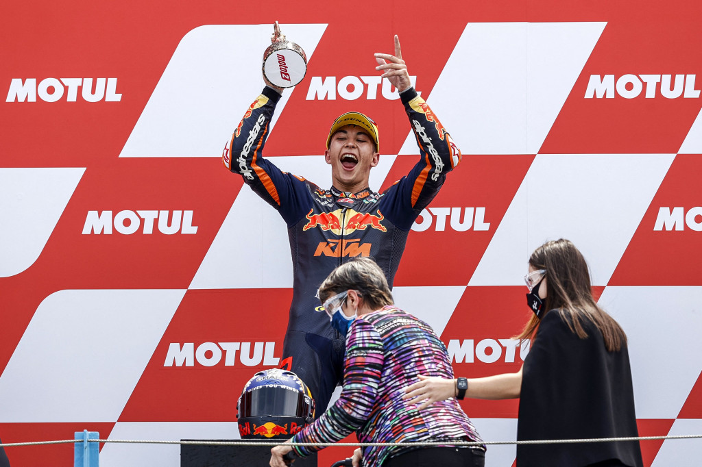 Rider asal Spanyol Raul Fernandez melakukan selebrasi di atas podium setelah setelah balapan Moto2 di sirkuit TT Assen. 