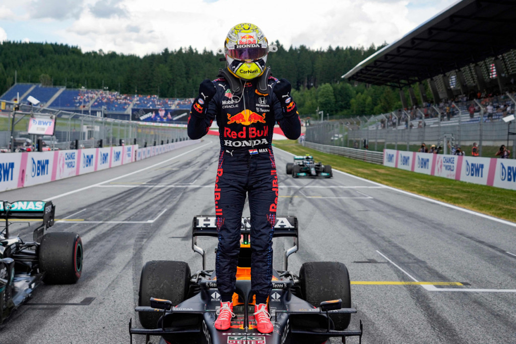 Dia menyelesaikan balapan berdurasi 71 lap di posisi terdepan, memimpin 35,743 detik dari Hamilton.