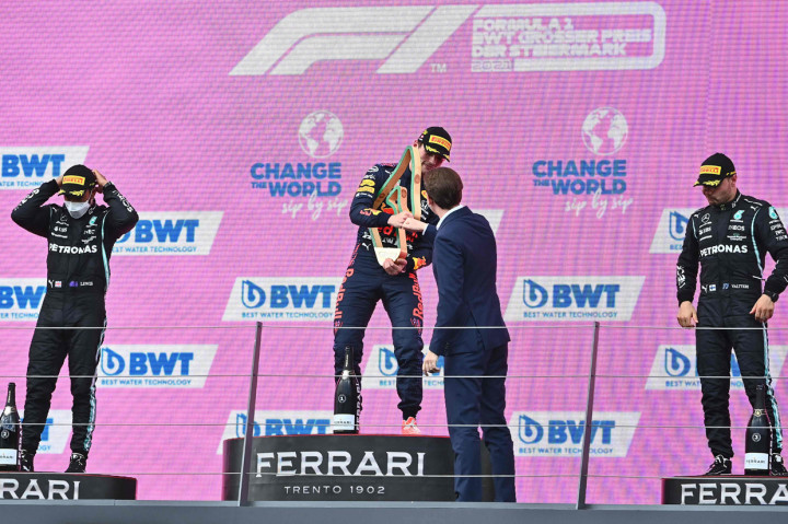 Sementara Valtteri Bottas (+46,907 detik) dari Mercedes melengkapi podium.