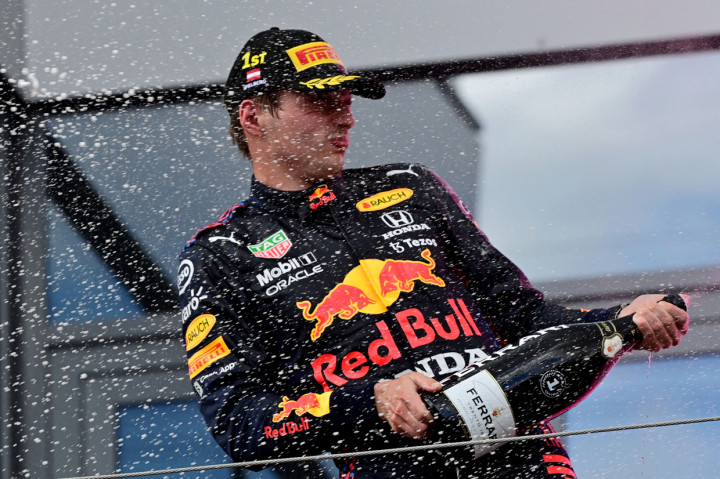 Dia memperlebar keunggulan menjadi 18 poin di atas sang juara dunia F1 tujuh kali Hamilton.