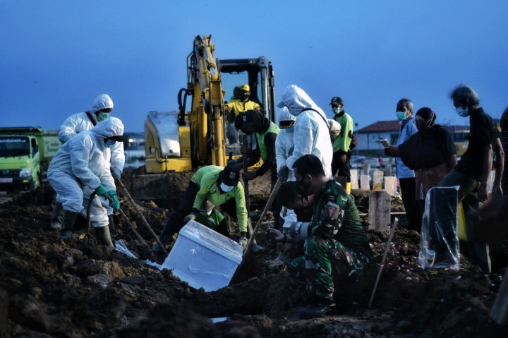 Jumlah pasien Covid-19 di Indonesia yang meninggal dunia bertambah 409 orang sejak Sabtu, 26 Juni 2021, hingga hari Minggu, 27 Juni 2021, ini pukul 12.00 WIB. Dari total 33 negara yang memiliki kasus kematian akibat Covid-19 pada hari ini, Indonesia masuk salah satu negara dengan angka kematian kedua tertinggi di dunia setelah Rusia.