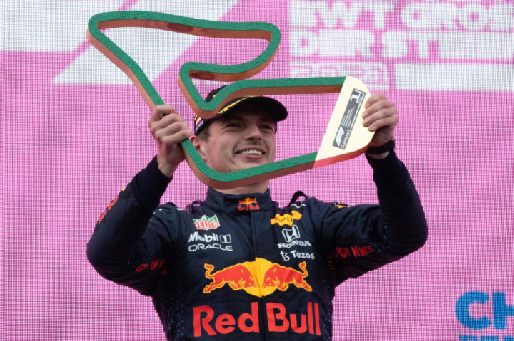 Pembalap Red Bull, Max Verstappen, berhasil menjuarai F1GP Austria yang digelar Minggu, 27 Juni. Pembalap asal Belanda itu mengungguli duo Mercedes, Lewis Hamilton dan Valtteri Bottas.