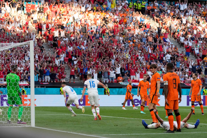 Timnas Belanda gagal melaju ke perempat final Euro 2020 setelah kalah 0-2 dari timnas Republik Ceko pada babak 16 besar.  Bek tengah Belanda Matthijs de Ligt dikartu merah.