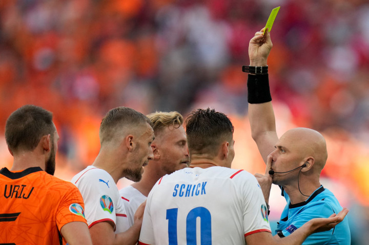 Setelah turun minum, Belanda mulai kedodoran dan mesti bermain dengan 10 orang setelah De Ligt diganjar kartu merah usai melakukan hand ball.