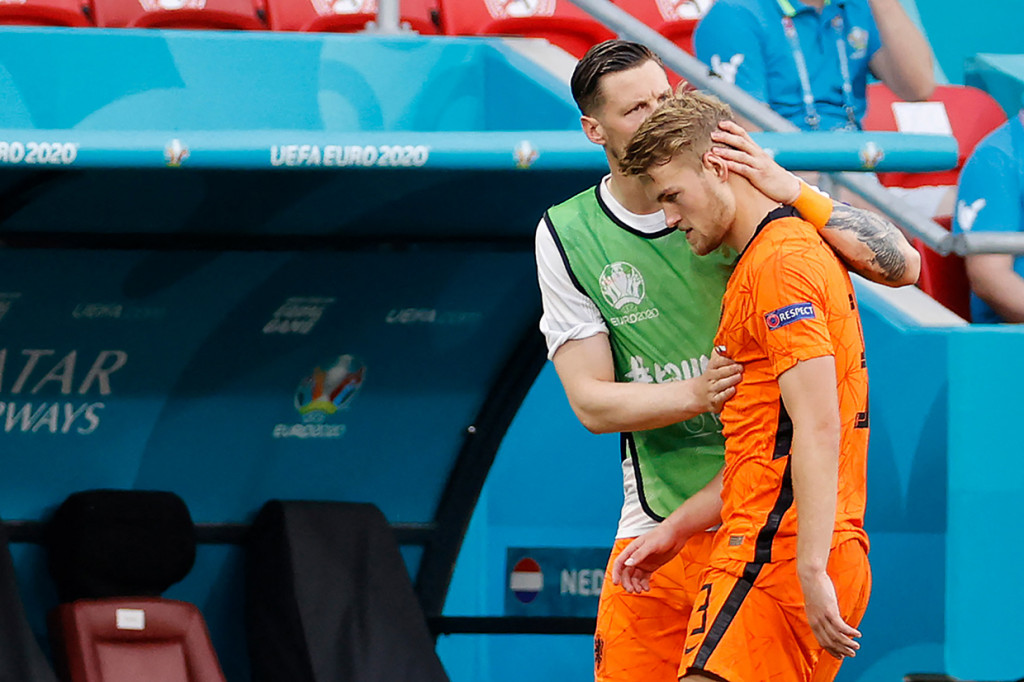 Bek Belanda Matthijs de Ligt (kanan) berjalan keluar lapangan setelah mendapat kartu merah pada pertandingan sepak bola babak 16 besar UEFA EURO 2020 antara Belanda dan Republik Ceko di Puskas Arena di Budapest.