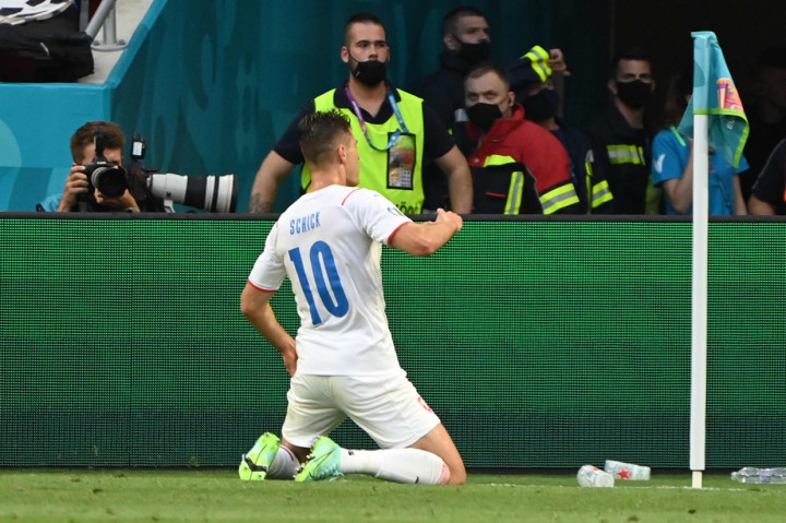 Patrik Schick melakukan selebrasi usai mencetak gol ke gawang Belanda.