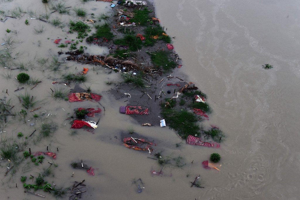Ratusan mayat kembali ditemukan terapung di Sungai Gangga, India.