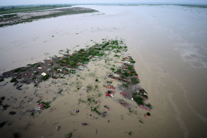 Seorang pejabat d kota utara Allahabad, Neeraj Kumar Singh, menuturkan bahwa hampir 150 mayat harus dikremasi dalam tiga minggu terakhir. Bahkan diperkirakan ada 500-600 mayat yang terkubur di lokasi tersebut.