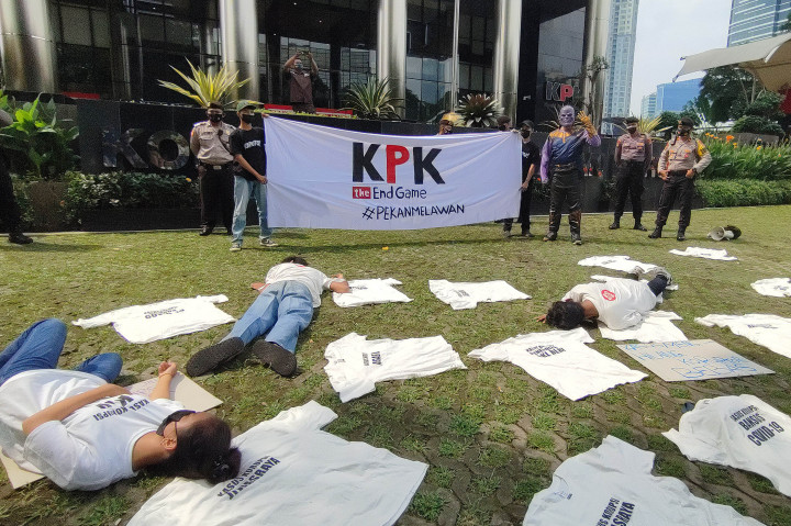 Sejumlah aktivis dari berbagai elemen menggelar aksi teatrikal di depan Gedung Merah Putih Komisi Pemberantasan Korupsi (KPK), Rasuna Said, Jakarta.